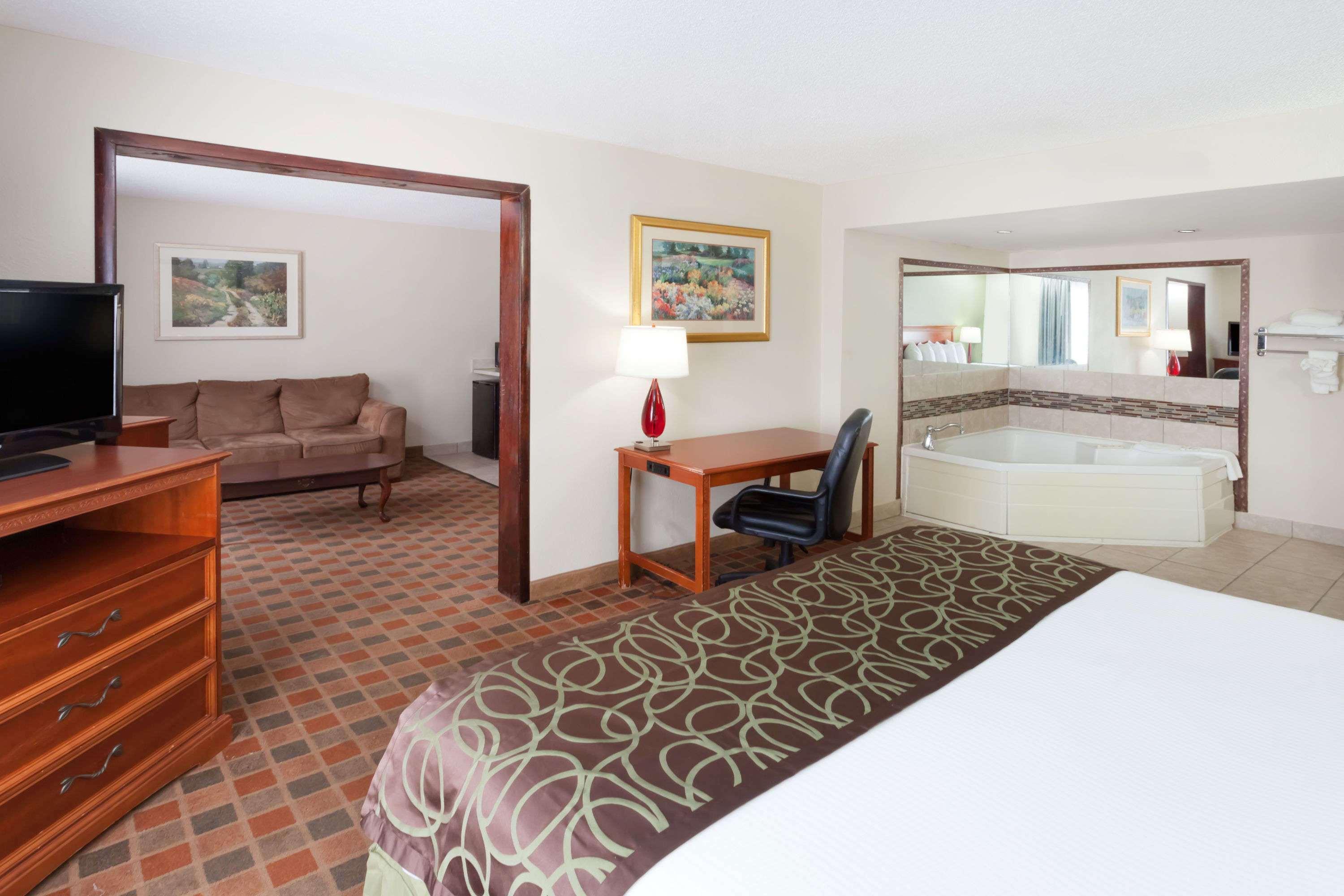 Baymont By Wyndham Peoria Hotel Exterior foto